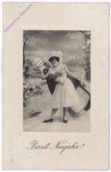 Dame vor Sektflasche