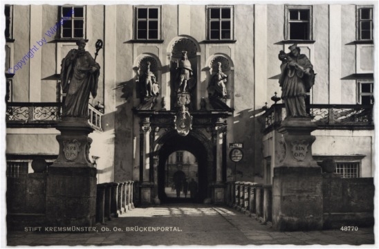 Kremsmünster, Brückenportal