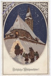 Familie geht in die Weihnachtsmette