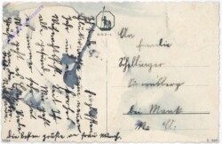 Familie geht in die Weihnachtsmette