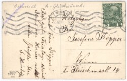 Mädchen mit Umhang und Blumenstrauß