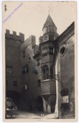 Hall, Motiv
