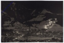 Kitzbühel, Nachtpiste mit Bergstation Hahnenkamm