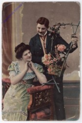 Mann übergibt Blumengesteck