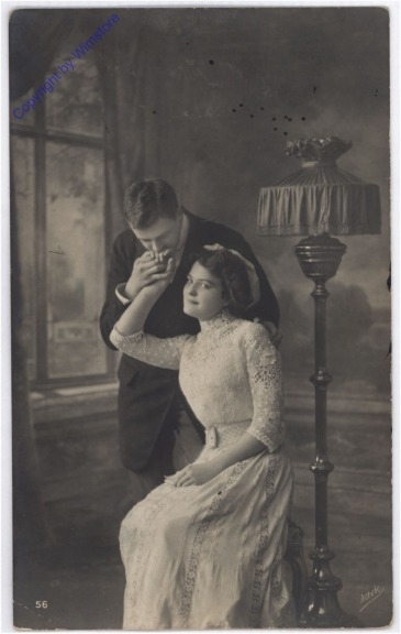 ak192333 Pärchen vor Stehlampe