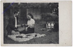 ak192334 Picknick am Ufer