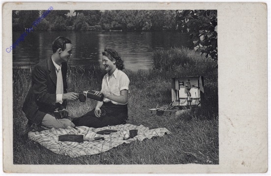 ak192334 Picknick am Ufer
