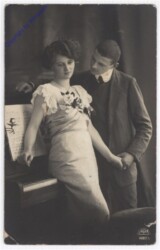 Pärchen am Klavier