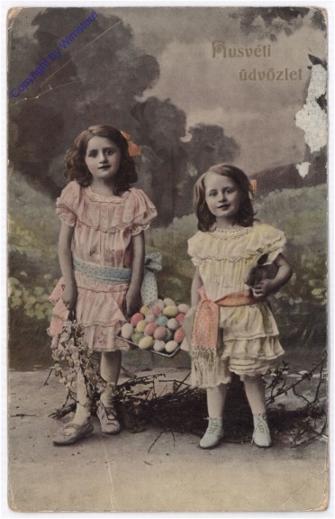 Kinder mit Korb bunter Eier