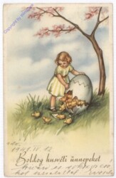 Mädchen mit einem Ei voller Küken