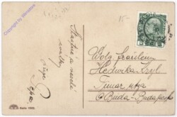 Mädchen auf einer Bank