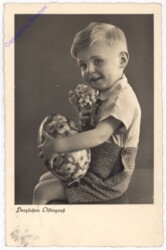 Bub mit Blumen und Ei