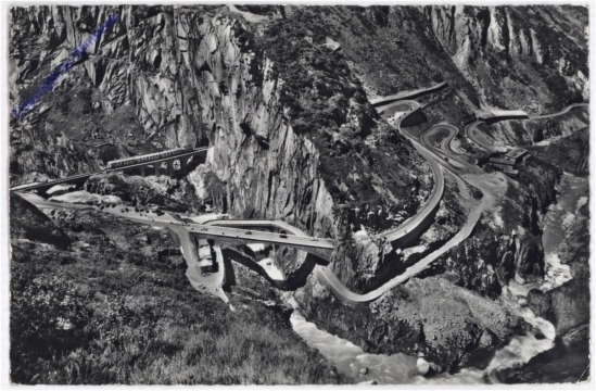 Neue und alte Teufelsbrücke mit Restaurant und Schöllenenbahn