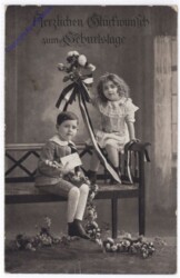 ak193788 Kinder auf Bank mit Blumen, Geburtstag