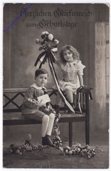 ak193788 Kinder auf Bank mit Blumen, Geburtstag