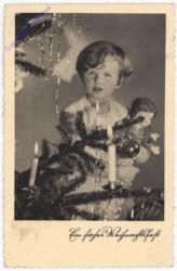 Mädchen beim Christbaum