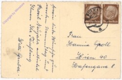 Mädchen beim Christbaum