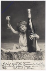 Kind mit großer Sektflasche