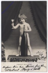 Kind mit großer Sektflasche