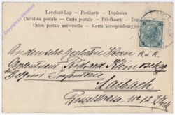 Kind mit großer Sektflasche