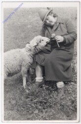 Dame mit Schaf
