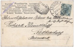 Mädchen beim Bügeln