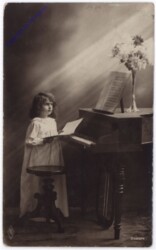 Mädchen am Klavier