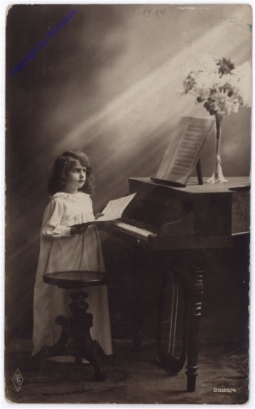 Mädchen am Klavier