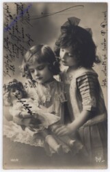 Zwei Mädel mit einer Puppe