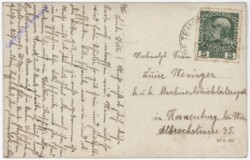 Kleines Mädchen auf einer großen Bank