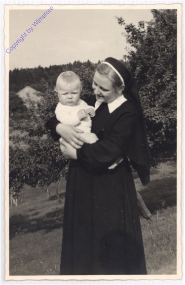 Nonne mit Baby