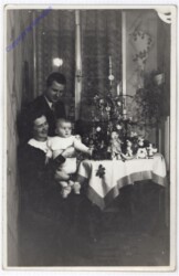 Familie am Weihnachtstisch