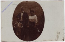 Familie beim Spaziergang