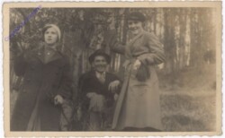 ak195690 Vater mit seinen zwei Töchtern