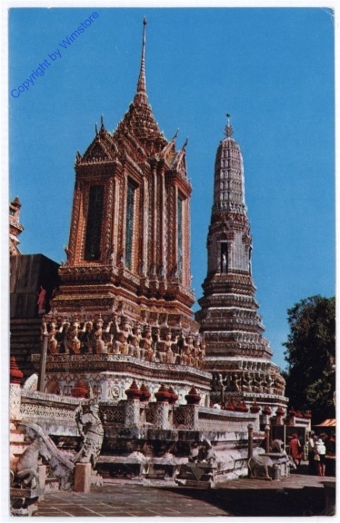 Bankok, Mondop and one of the four minor Phra-Prang of Wat Aroon