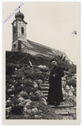 ak198231 Pfarrer vor der Kirche