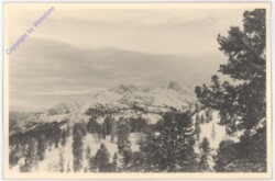 Blick über die verschneiten Berge