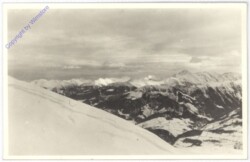 Blick auf die verschneiten Berge