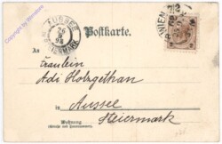 Hof im Frühling