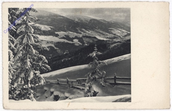 Blick ins verschneite Tal