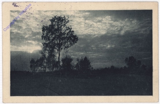 Der Mond hinter Wolken