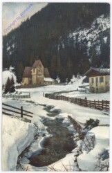 Blick auf das verschneite Dorf