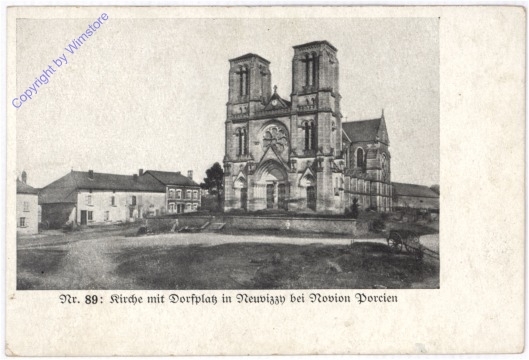 Novion Porcien, Kirche mit Dorfplatz