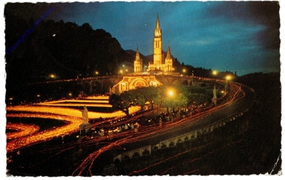 Lourdes, La Basilique illuminee