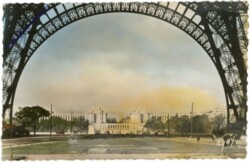 Paris, Le Palais de Chaillot vu sous la tour Eiffel
