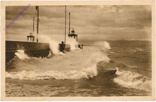 Friedrichshafen, Brandung an der Hafenmole