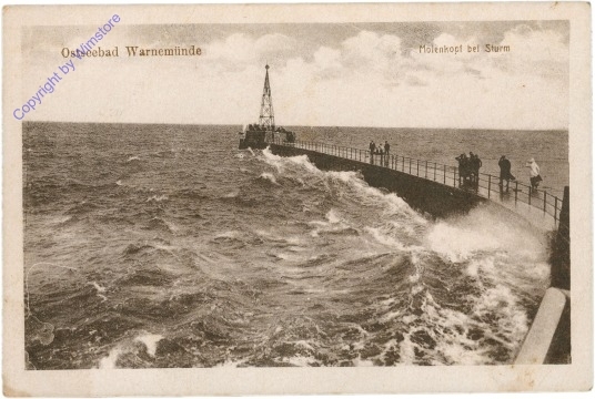 ak201033 Ostseebad Warnemünde, Molenkopf bei Sturm
