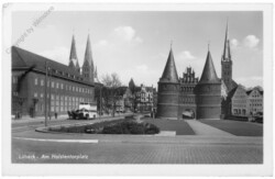 ak201818 Lübeck, Am Holstentorplatz
