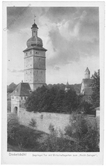ak202357 Dinkelsbühl, Segringer Tor mit Wirtschaftgarten zum Hecht-Zwinger
