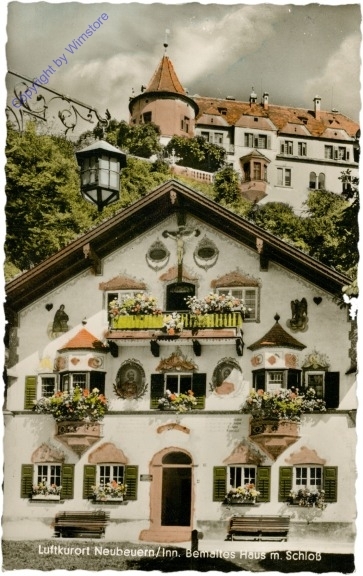 ak202495 Neubeuern am Inn, Bemaltes Haus m. Schloss